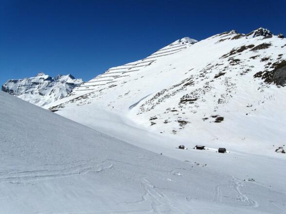 Unten die Kalbenjochmäder. Dahinter die Peilspitze (mit den Lawinenverbauungen).