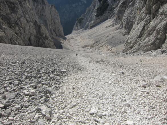 Je feinkörniger und je tiefer der Schotter, desto ...