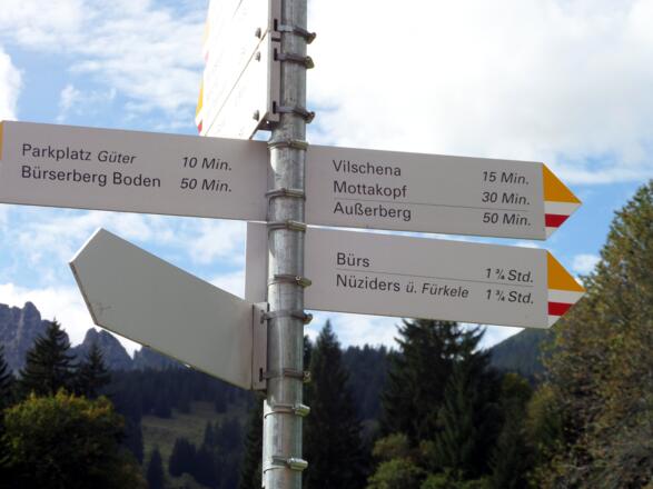 Wegweiser beim Doppelhaus