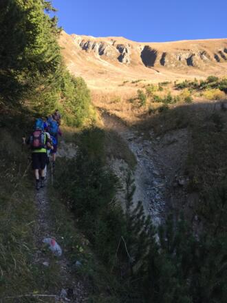 die Querung dieses Tobels erfolgt auf einem durch Erosion bereits sehr schmal gewordenen Weg