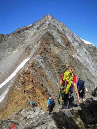 Die Routenfindung am Grat ist logisch und wird durch deutliche Steigspuren und Markierungen zusätzlich erleichtert.