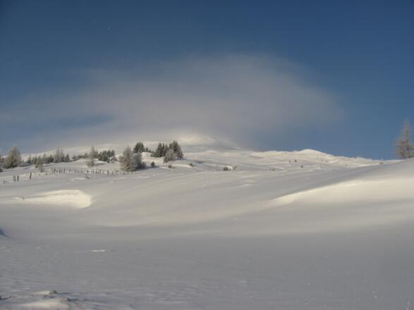 Der Leitnerberg mit Nebelhaube. Rechts davon (Nicht in Sicht) das Eggerjoch.