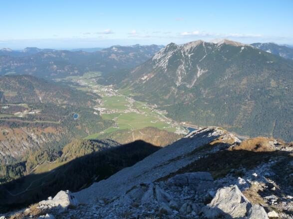 Tiefblick vom Gipfel der Seekarspitze auf Achenkirch sowie auf den Unnütz.