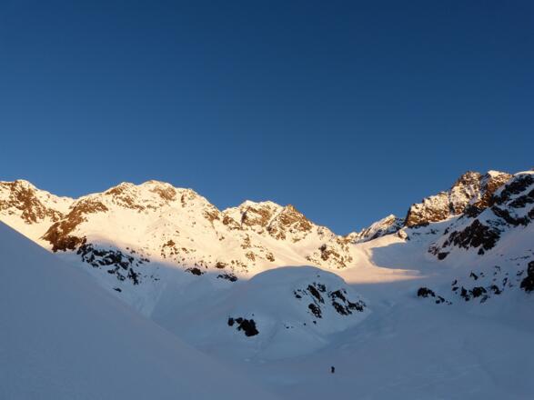 Es folgt nun traumhaftes Skigelände und die ersten Sonnenstrahlen.