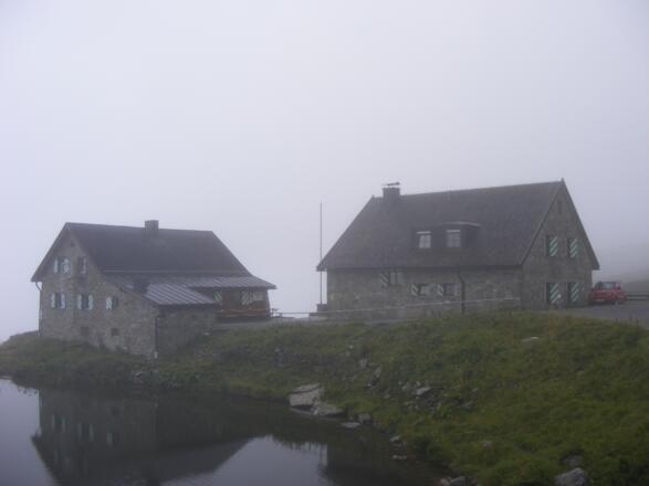 die Friedrichshafener Hütte im Nebel