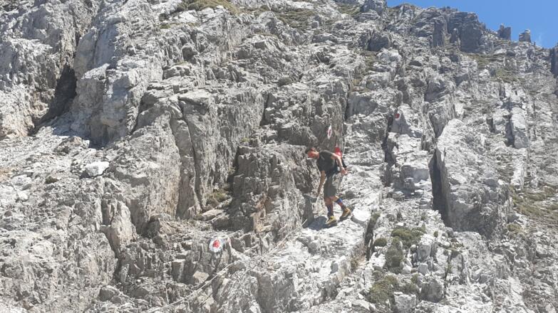 Seilversichert und teilweise ausgesetzt sind die letzten Meter zum Gipfel