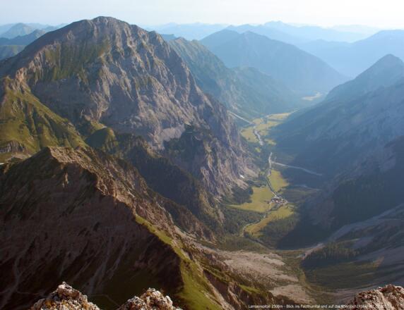 Lamsenspitze 2508m - Blick auf Sonnjoch 2457m und Falzthurntal