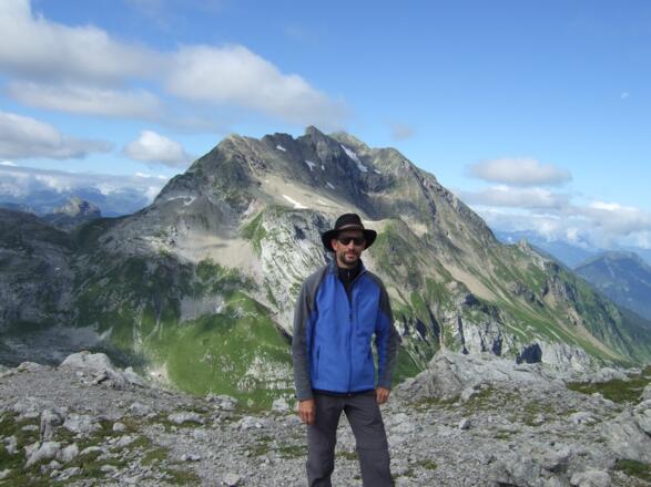 Im Hintergrund die mächtige Rote Wand