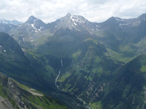 Blick in den Talschluss des Gschnitztales mit Äußerer und Innerer Wetterspitze.