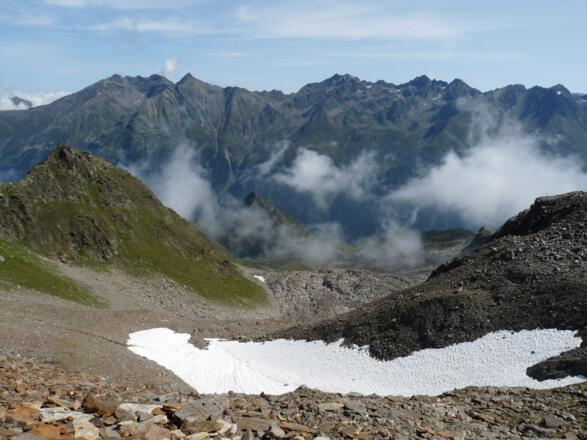 Kurz unterhalb des Wallfahrtsjöchl richtet sich der Blick zurück zum Firnfeld sowie den gegenüberliegenden Geigenkamm mit dem Blochkogel.