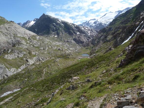 Abstieg links am See vorbei zur Brücke über die Gurgler Ache - rechts oben Langtalereckhütte