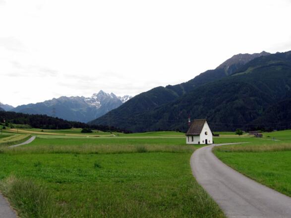 Wieder zurück in den Feldern unterhalb von Karres. Der kleinen Kapelle kann man ruhig einen kurzen Besuch abstatten.