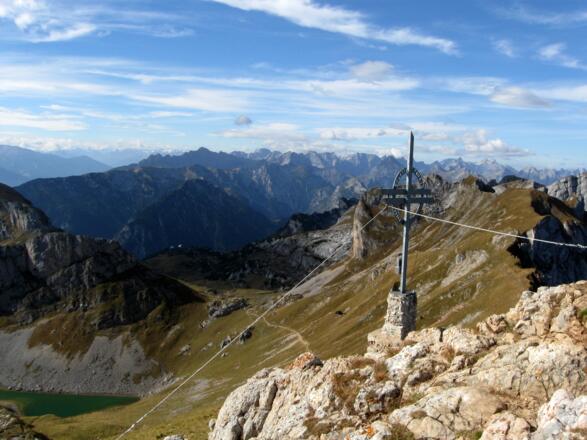 Am Gipfel der Rofanspitze. Unten der schön gelegene Grubasee.