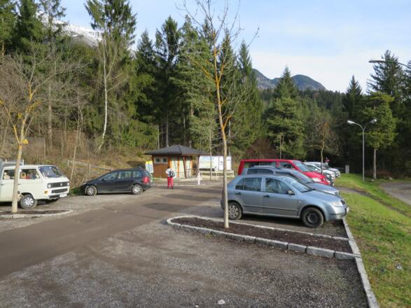 Der großzügige und kostenlose "Parkplatz Waldspielplatz" in Hoch Rum. Ca. 7 Gehminuten von der Bushaltestelle der Linie A bzw. E entfernt.