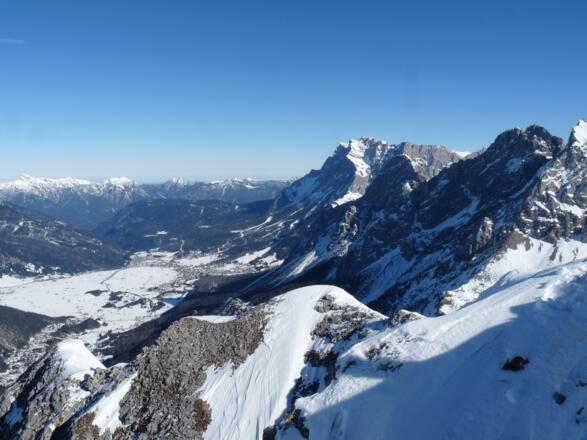 Das Ehrwalder Becken mit der Zugspitze.