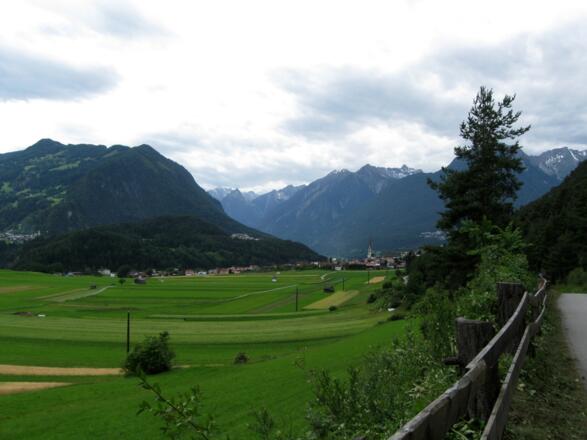 Auf der Karrer Höhe mit Blick auf Karres und in das Oberinntal.