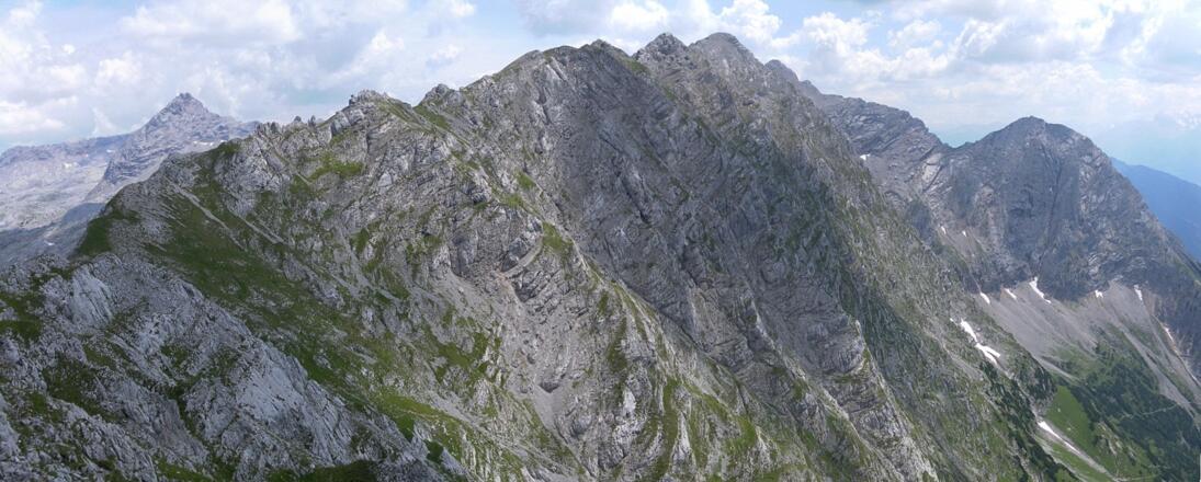Blick vom Schartenkopf über den Gratverlauf. Ganz rechts das Persailhorn, links im Hintergrund die Schönfeldspitze