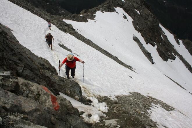ein letztes aktuell noch vorhandenes Schneefeld queren