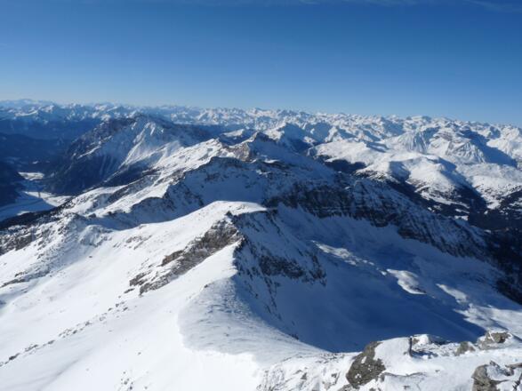 Blick nach Süden über Wildseespitze und Wolfendorn. Linkerhand ist die Landshuter Europahütte erkennbar.