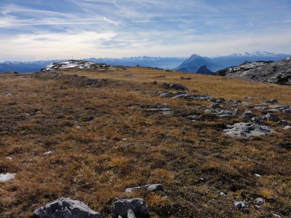 Gipfelplateau mit Aussicht auf die Niederen und Hohen Tauern