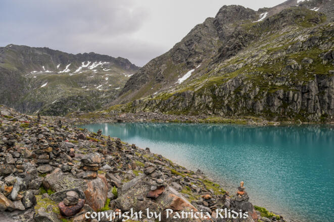 vorbei an der Blauen Lake mit ihren vielen Stoamandl`n