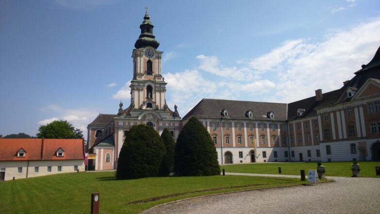 Stift Wilhering, ~270m