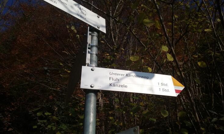 Am Wohnhaus folgt man den schmalen Pfad Richtung Unterer Känzeleweg / At the house take the small path in direction Unterer Känzeleweg