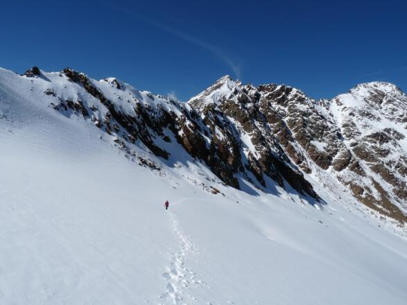 Der Anstieg über den Gletscher ist unschwierig. In den Sommermonaten kann er auch blank sein und deshalb wird die Mitnahme von Leichtsteigeisen oder Spikes empfohlen.