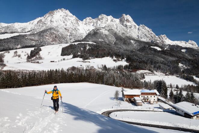 Im unteren Teil des Anstiegs: Gehöft Lehenbrand & Leoganger Steinberge
