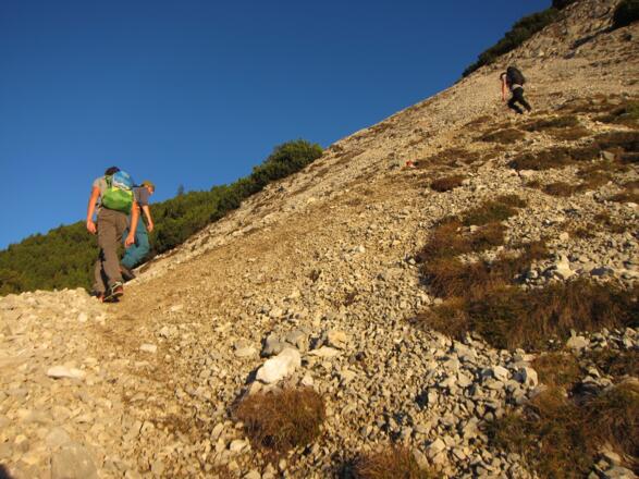 Auf ca. 1700 m führt der Weg ein kurzes Stück durch eine Schotterreise.