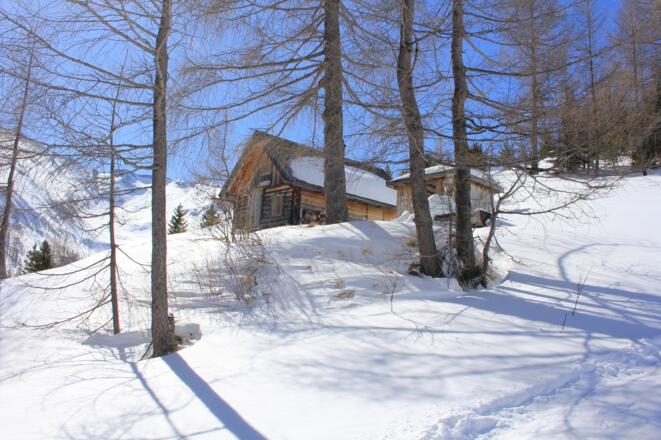 vorbei an einer Hütte