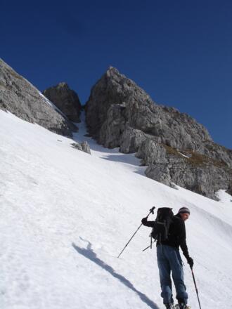 Blick in die Rinne, links daneben das Schneeband auf dem man ebenfalls den Grat erreicht.
