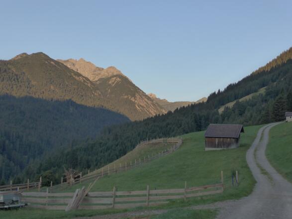 Ortsende Rauth mit Blick auf Leilachspitze