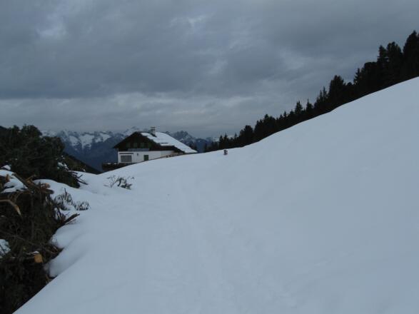 Bei dieser kleinen Privathütte zeigt man wieder in den Wald ab.