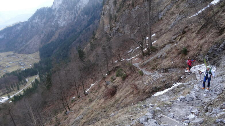 im unterster Abschnitt mit Blick auf den Parkplatz im Loferer Hochtal