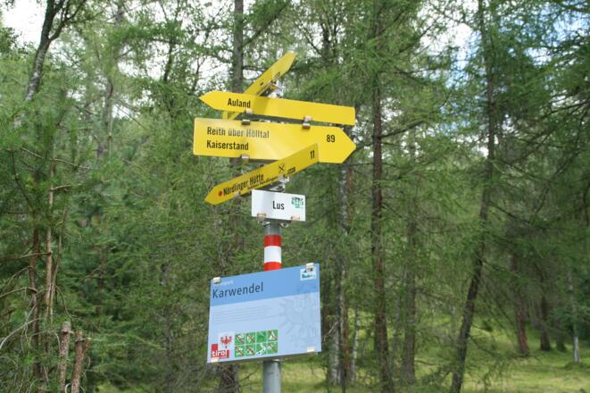 Den Schildern zur Nördlinger Hütte folgen.