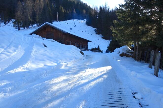 Zwischen den Hütten durch und auf der Straße weiter