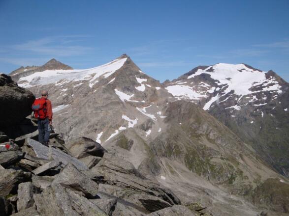 Beim Goldbergtauernkopf Blick auf Goldbergspitze (links), hoher Sonnblick (mitte) und Hochaaren (rechts)