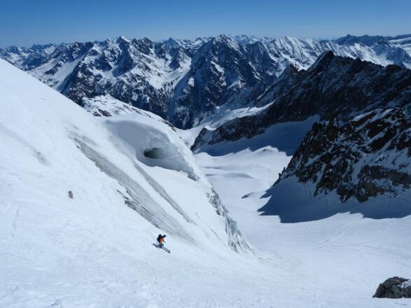 Abfahrt neben dem Hängegletscher - bei guten Bedingungen ein Traum.