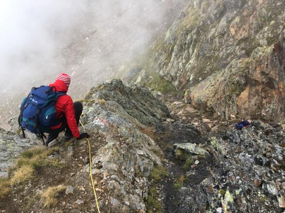 Versicherte Rinne im Abstieg nach Süden