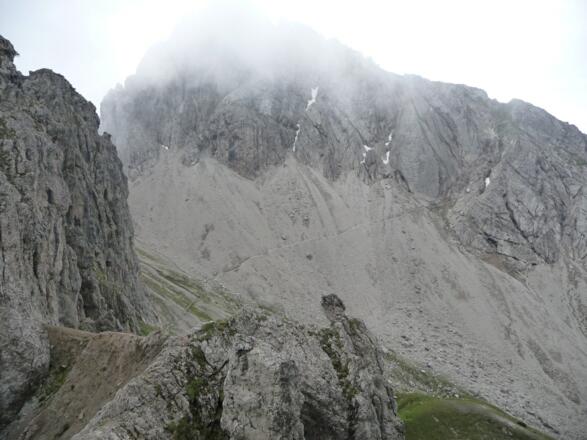 am Beginn des Freiungen Höhenweges, die Steigspur ist erkennbar
