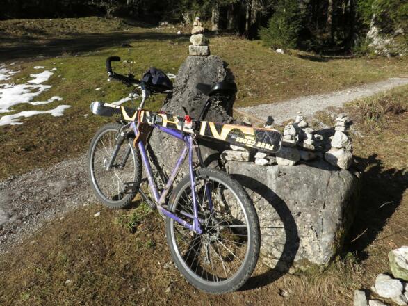 Mein Winter-Salz-MTB für die Fahrt vom PP bis zum Schnee mit Spezial-Skibefestigung