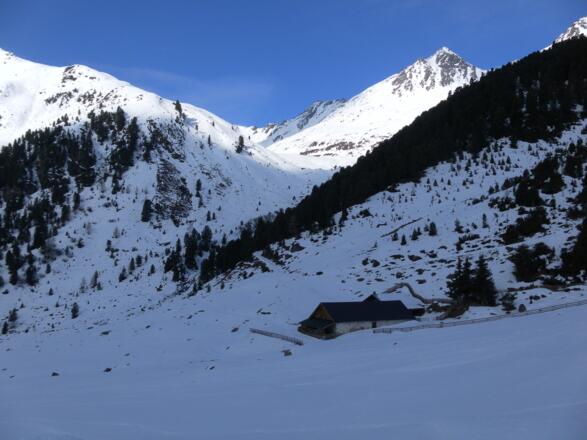 Großhorlachalm, darüber der Ziehweg ins Finstertal