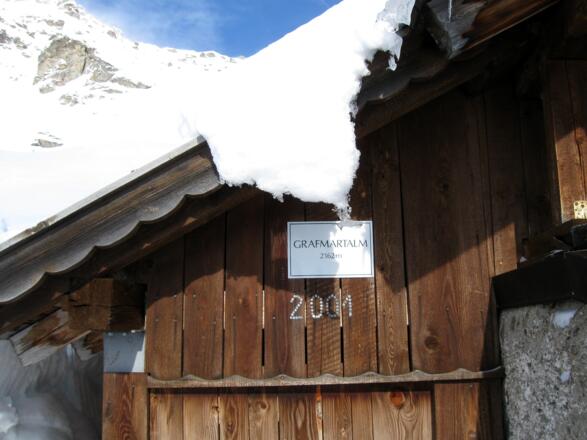 Kurze Rast bei der Hütte. Hier findet sich immer ein windgeschütztes Platzl.