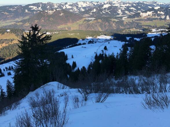 Im steileren Gelände mit Blick nach unten