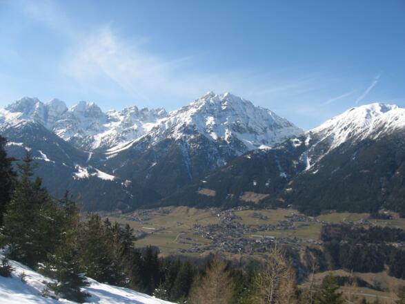Herrliche Ausblicke auf die Kalkkögel, im Vordergrund liegt Telfes im Stubaital.
