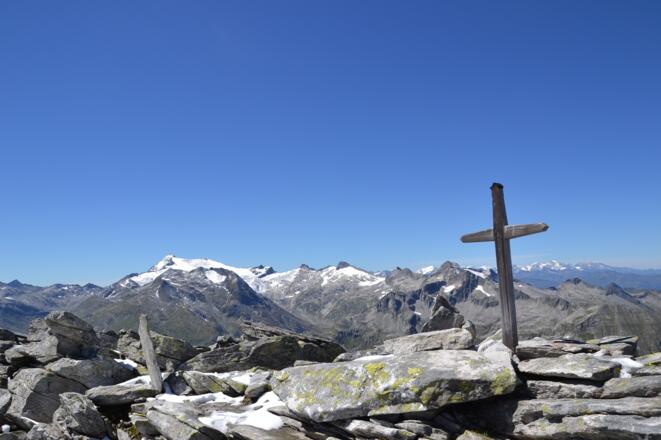 Am Gipfel des Weinschnabels 2.754 m, im Hintergrund die Ankogelgruppe