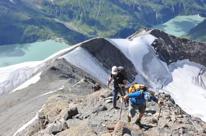 Die letzten Meter bergauf - im Hintergrund ist schön der Wegverlauf am Grat entlang zu erkennen