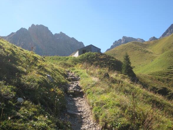 Wir erreichen die  Hintere Wildenalpe - der Kemptener Kopf im Hintergrund