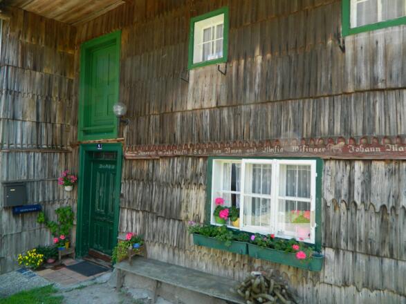 Haus mit alten Holzschindeln in Nikola-Pram